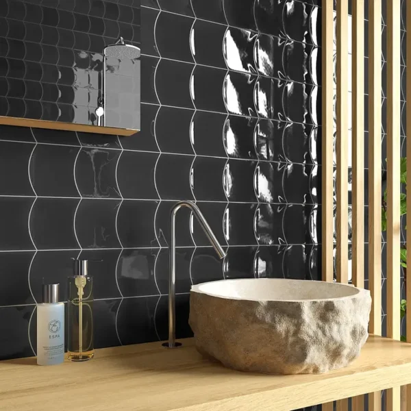 Ambiente com azulejo em mosaico com forma ondulada