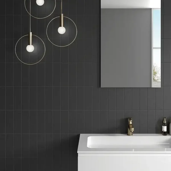 Foto de azulejo preto acabado mate no revestimento de uma casa de banho
