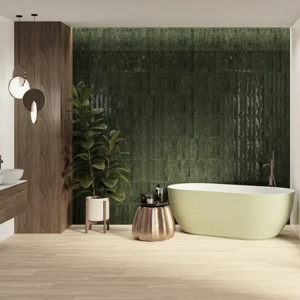 Casa de banho luxuosa com azulejos verdes na parede.