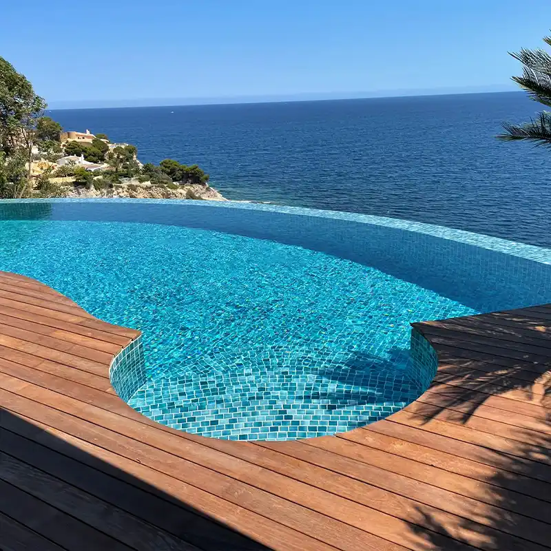 Pastilha para piscina redonda azul com vista para o mar