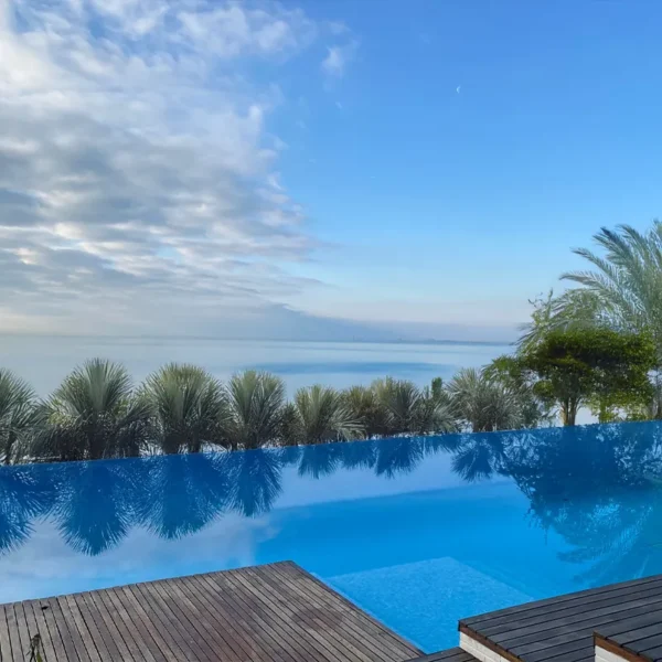 Linda piscina infinita com pastilha azul