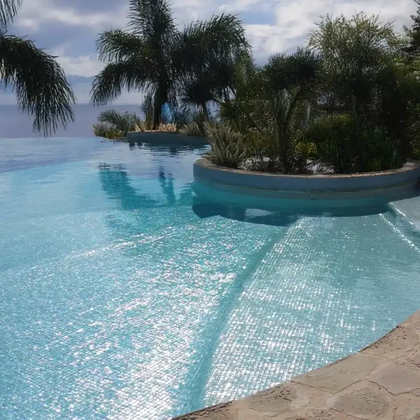 Revestimento com pastilha para piscina com vistas ao mar