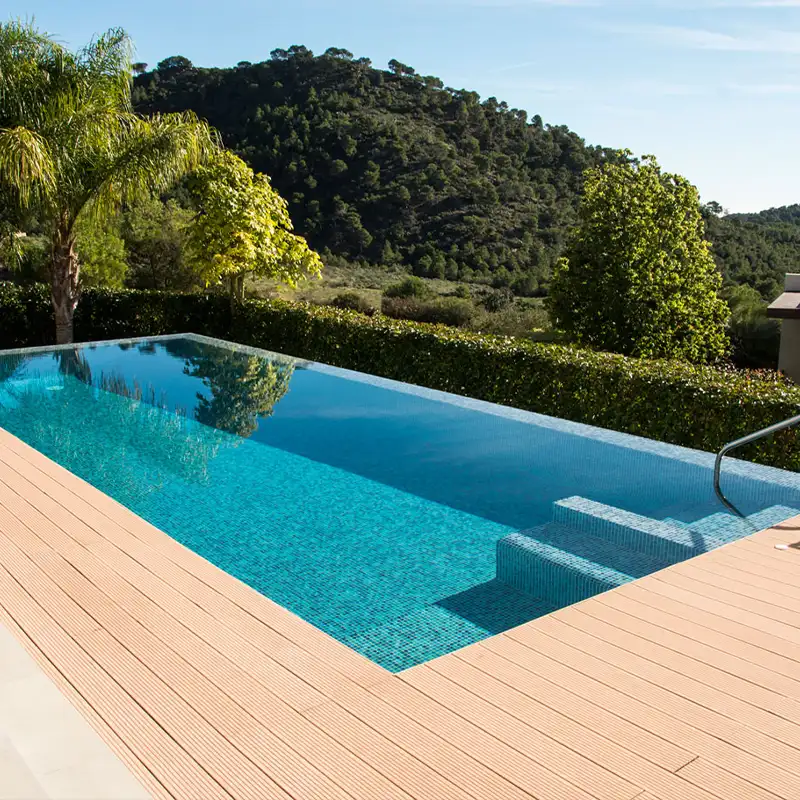  Piscina moderna com pastilha azul e deck