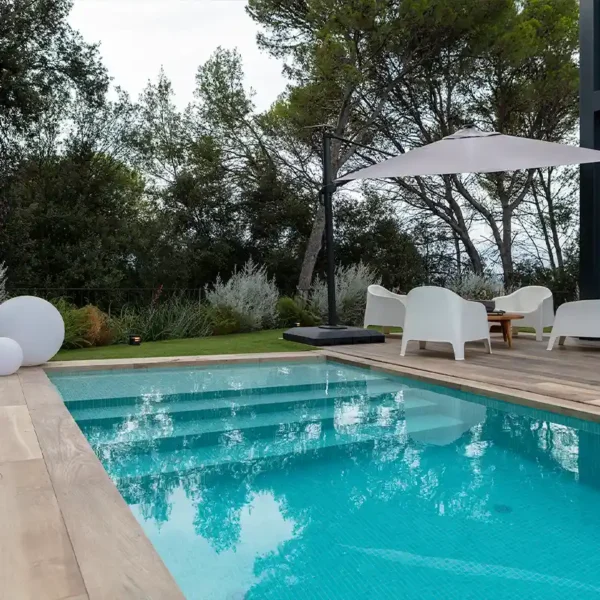 Revestimento de pastilha para piscina em um ambiente harmonioso