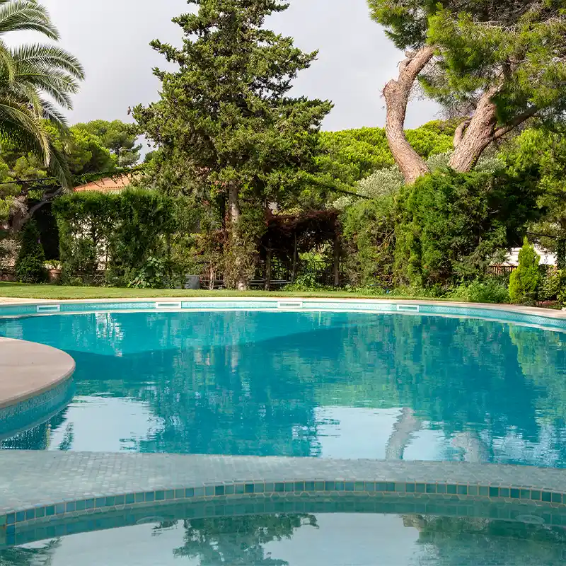 Piscina relaxante com pastilha azul