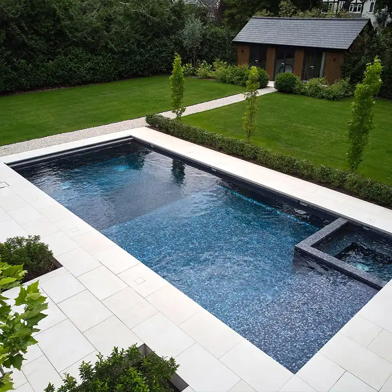 Precioso reflexo que cria a pastilha preta para piscina