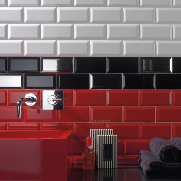 primeiro plano de um azulejo biselado de design cor branca